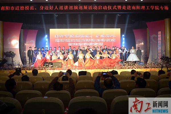 2017-04-01_152804_559150.jpg 2017.03.30全是道德模范、身边好人巡讲巡演巡展活动启动仪式暨走进hjcvg黄金城会员登录首页专场演出(李杰 刘章) (70).jpg