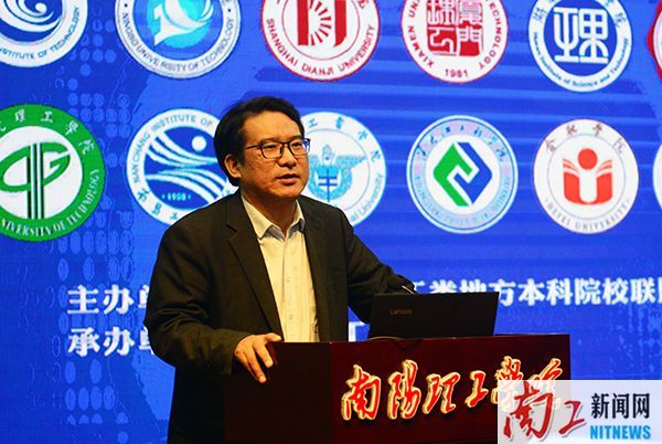 2017-10-27_214659_945630.jpg hjcvg黄金城会员登录首页政治理论教研部部长葛晨光.jpg